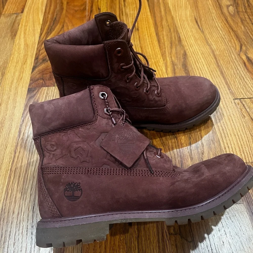 Women’s Red Velvet Timberland‎ Leather Boots Size 8.5 Some Stains see pictures